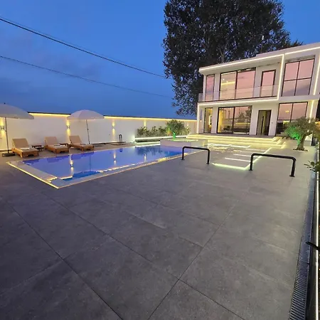 فيلة Aventus Luxury *